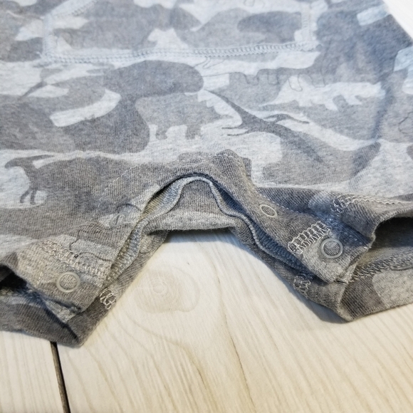 Baby Gap gray dinosaur romper🦕🦖 Size 3-6mo - Picture 5 of 6